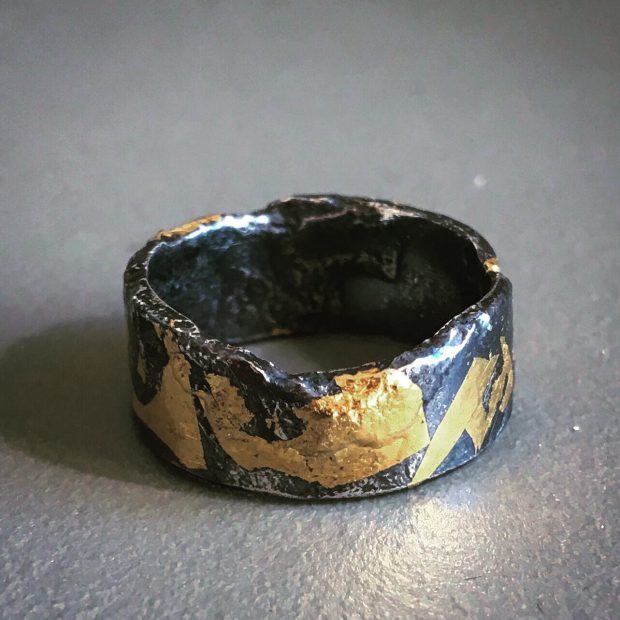 430 Bague argent oxydé et feuille d’or 24 ct.