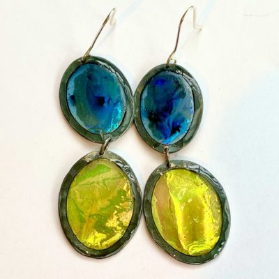 522 Boucles d’oreilles argent oxydé et résine opalescente